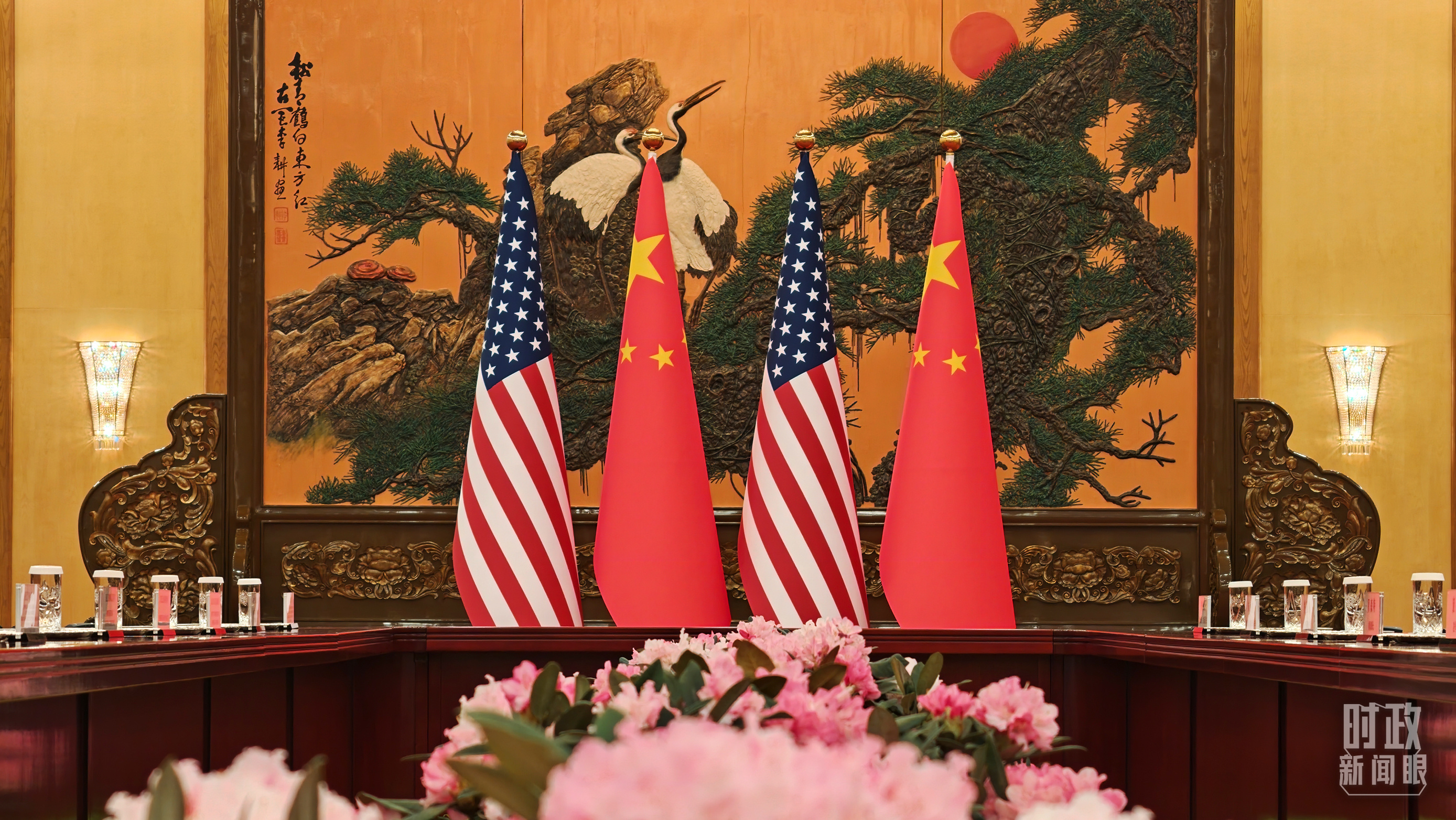 △中美元首会谈厅内摆放的两国国旗。(总台央视记者鄂介甫拍摄)