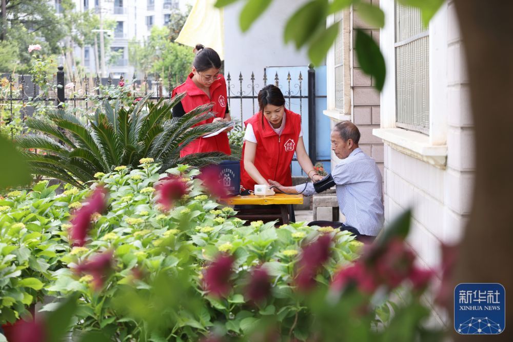 ↑ 5月16日，在浙江省湖州市德清县乾元镇东郊社区，镇中心卫生院家庭医生上门给残疾人测量血压。新华社发（倪立芳摄）