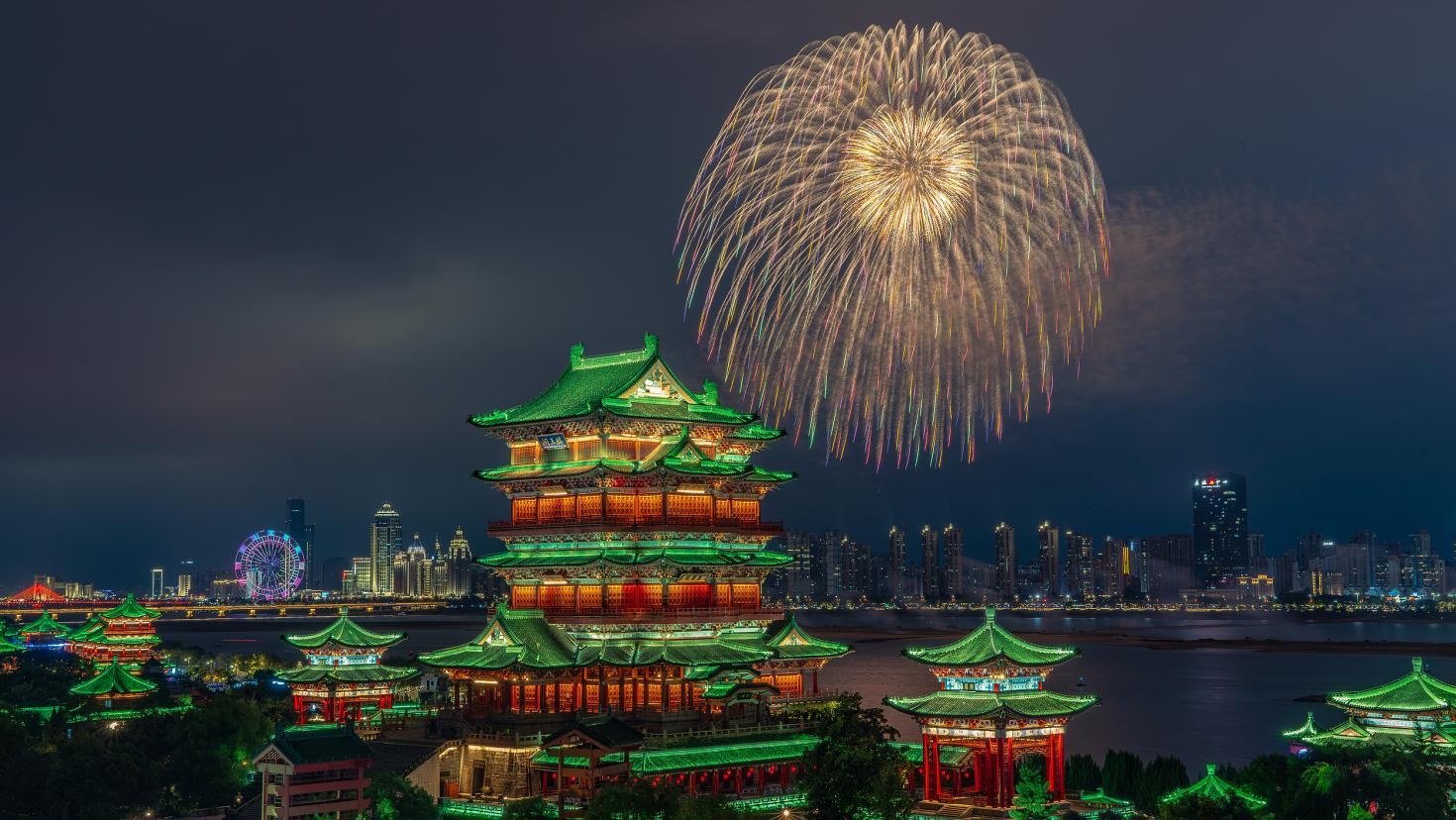 南昌烟花晚会，滕王阁与绚丽多彩的烟花同框。视觉中国 图