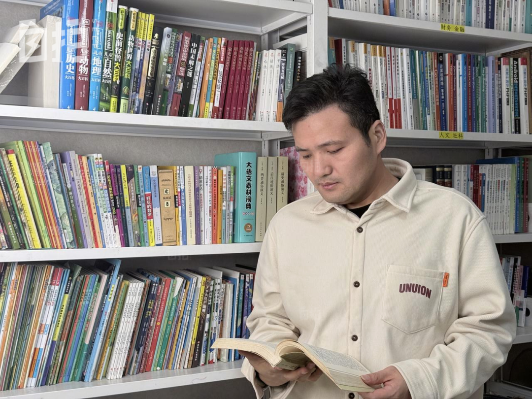 我的书房大多都是历史书籍,如今我儿子也受我的影响喜欢上了历史。