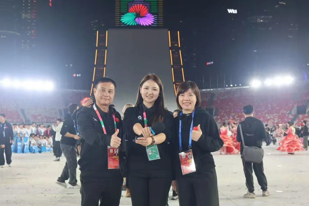 陈佳琪(中)与导演组的合影(左一为总制作人王锐祥,右一为副总导演黄沛凌)。受访者供图