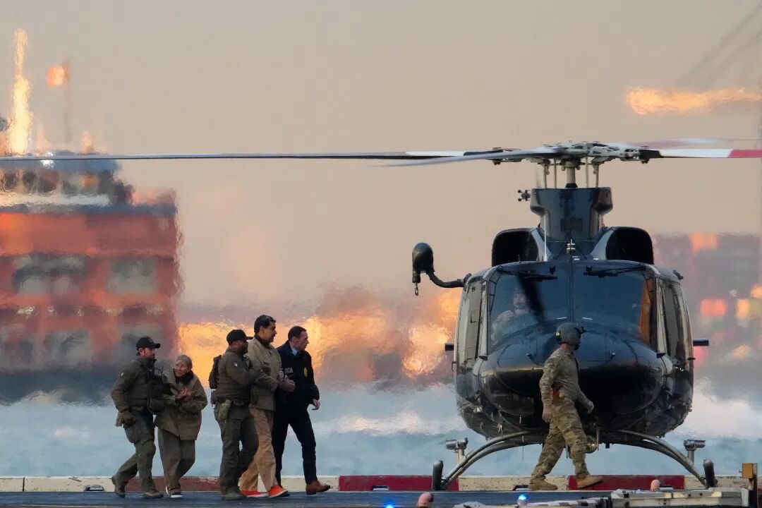 ◆2026年1月5日,美国缉毒局执法人员正在押送委内瑞拉总统马杜罗及其妻子西利娅·弗洛雷斯。