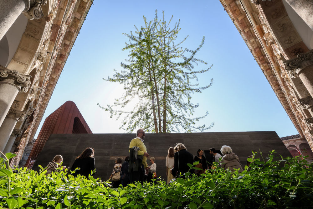 2025年4月11日，在意大利米兰国立大学，人们参观中国设计师吴滨的设计作品《杳然庭》。