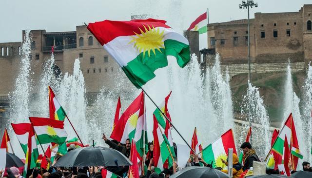 伊拉克埃尔比勒举行的示威活动中，抗议者高举库尔德旗帜