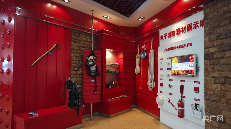 电子消防器材展示墙（央广网记者 魏晋雪 摄）