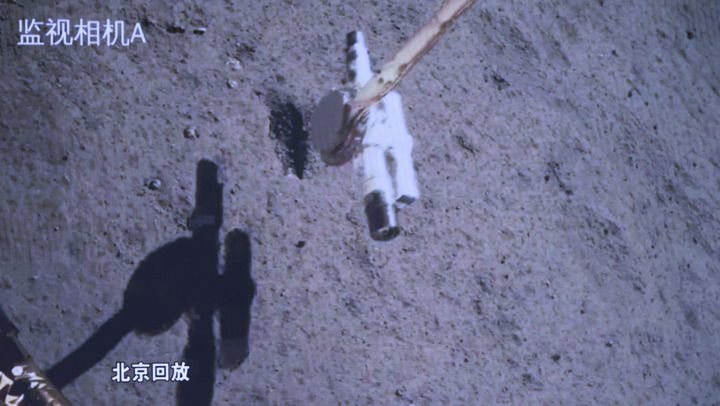 2024年6月4日,嫦娥六号上升器携带月球样品自月球背面起飞,随后成功进入预定环月轨道。嫦娥六号完成世界首次月球背面采样和起飞。这是当日在北京航天飞行控制中心屏幕上拍摄的嫦娥六号取样回放画面。新华社记者 金立旺 摄