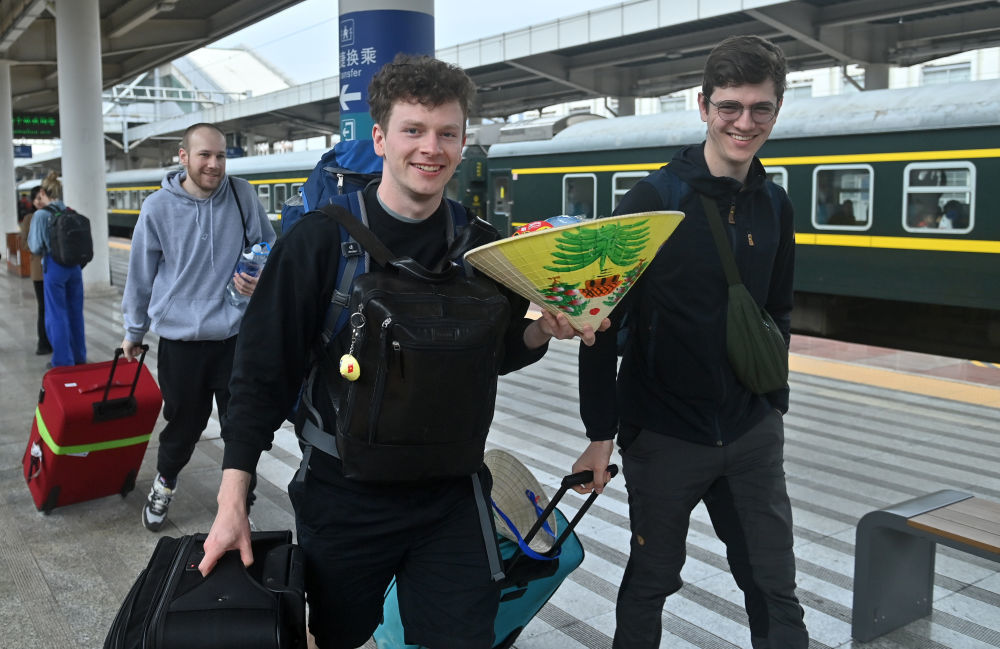 2月11日，中越国际联运旅客列车乘客在中国广西南宁站下车。新华社记者 陆波岸 摄