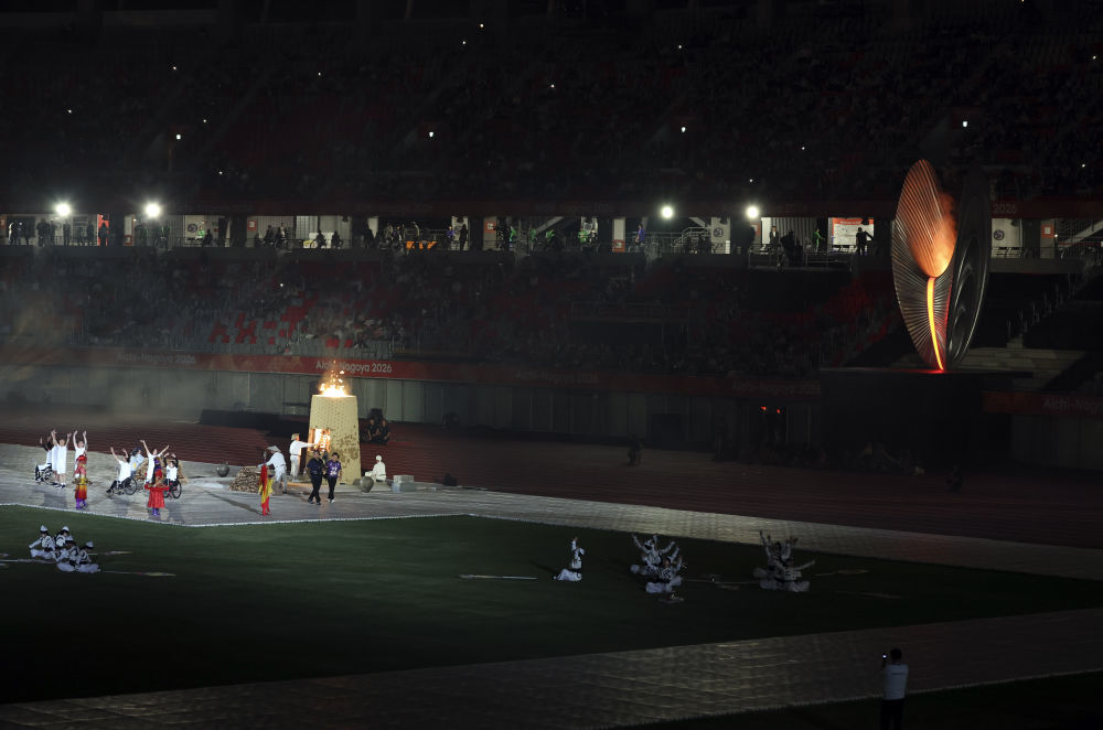 10月18日,第五届亚洲残疾人运动会主火炬在开幕式现场被点燃。新华社记者 姚琪琳 摄