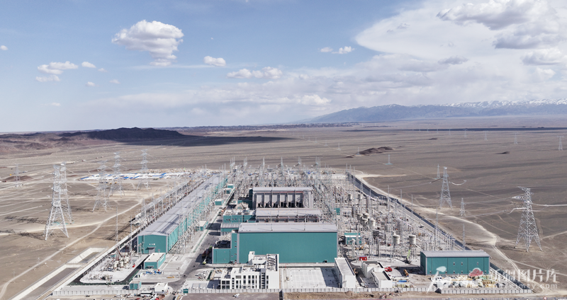 ±800千伏巴里坤换流站。陈凯 摄