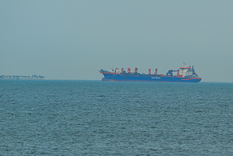 3月2日，船只因霍尔木兹海峡禁航而停泊在迪拜海岸。（图源：视觉中国）