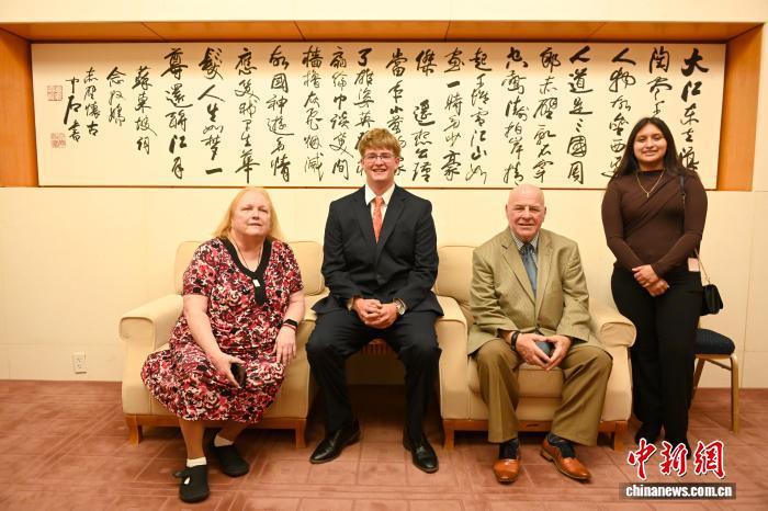 当地时间6月19日,华盛顿,“赛考斯”等美国友人做客中国驻美大使馆。中新社记者 陈孟统 摄