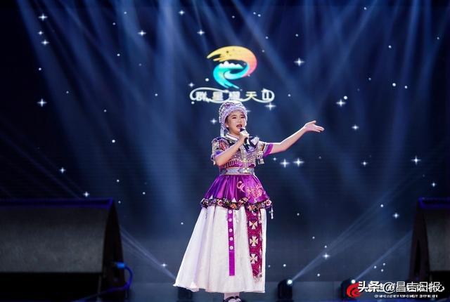 少年独唱《阿惹》比赛现场。图片由昌吉州文化馆提供