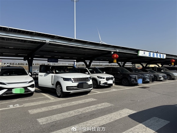 为省18元油钱耗4小时!增程车挤200辆队伍充电引大争论