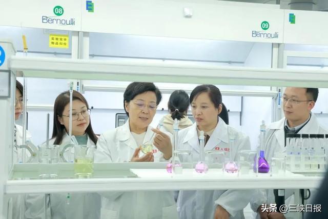 图为人福医药集团副总裁、总工程师李莉娥带领制剂创新小组开展药剂试验。