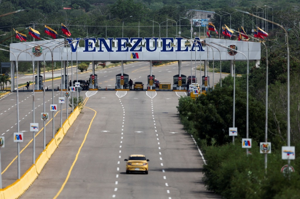 1月4日,汽车通过连接委内瑞拉乌雷尼亚和哥伦比亚库库塔的廷迪塔斯边境大桥,驶向委内瑞拉口岸。新华社 图