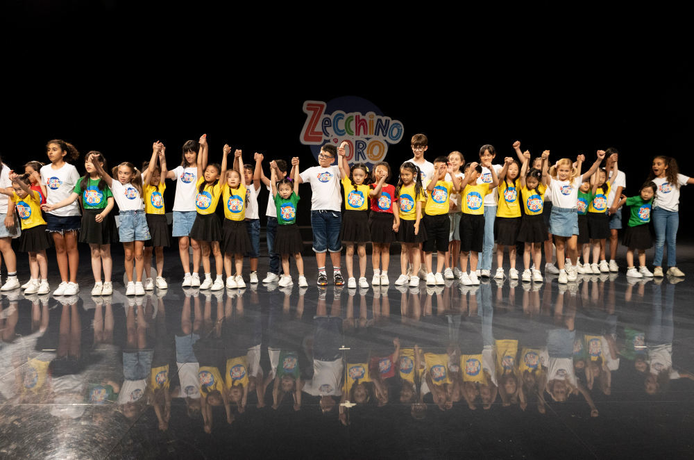 2025年7月18日，在意大利博洛尼亚，来自中国上海的绣球花小合唱团与意大利安东尼亚诺小合唱团的团员们一起向观众致意。2016年元旦，安东尼亚诺小合唱团首次赴华演出，受到中国观众热烈欢迎。近年来，他们持续推出中文歌曲。2025年是安团与中国观众结缘的第十年。