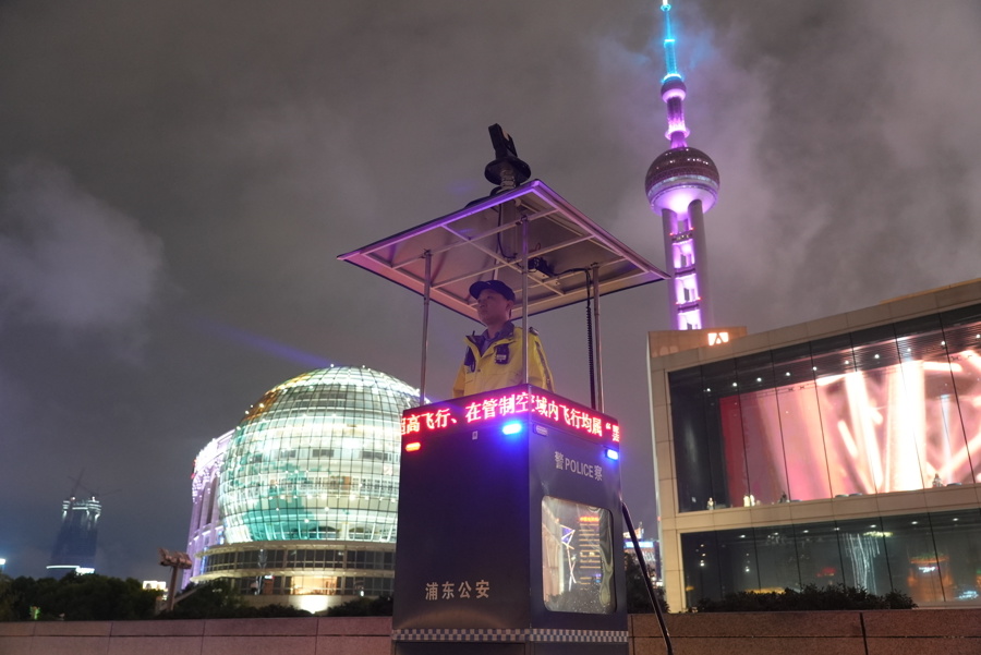 民警站在警务瞭望塔上，俯瞰周边区域，便于及时发现险情、找出拥堵苗头。浦东公安分局供图