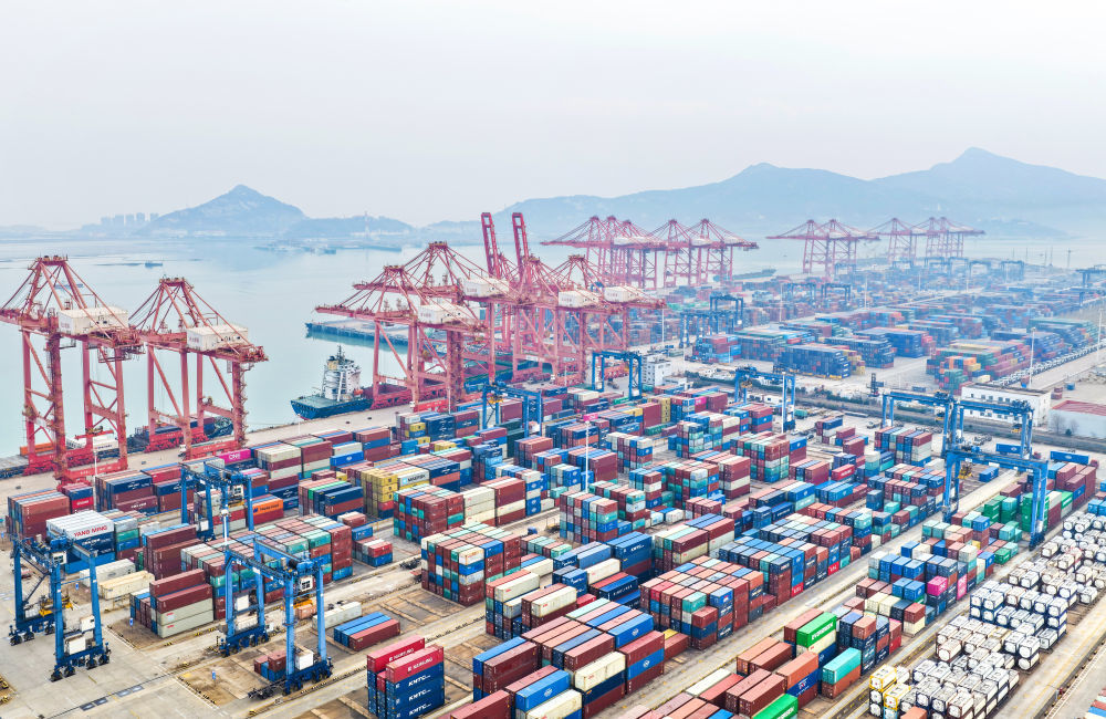 1月14日拍摄的江苏连云港港集装箱码头外贸装卸作业区（无人机照片）。新华社发（王健民 摄）