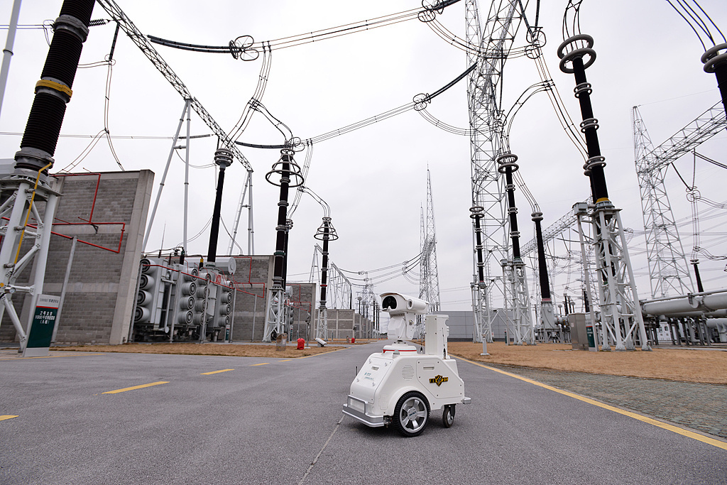 变电站中巡视的机器人（图自视觉中国）
