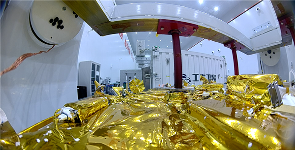 平均年龄仅22岁！哈工大学生团队手搓5cm超薄卫星上天 外形酷似飞碟