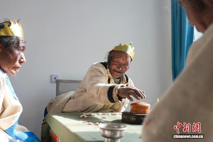 图为西藏定结县郭加乡切村，农村幸福院里，老人们在玩骰子。贡确 摄