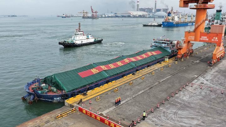 2026年9月16日,在位于广西钦州市的北部湾港钦州港区,一艘船舶准备从这里出发,沿平陆运河驶往南宁港。当日,新中国成立以来第一条国家层面统筹建设的通江达海运河工程——平陆运河建成通航,开辟西南出海新通道。新华社记者 张爱林 摄