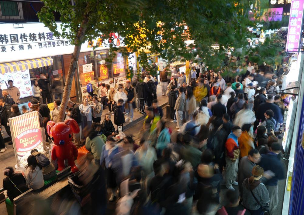 10月5日晚,游客在沈阳西塔街区游览。 新华社记者 李钢 摄
