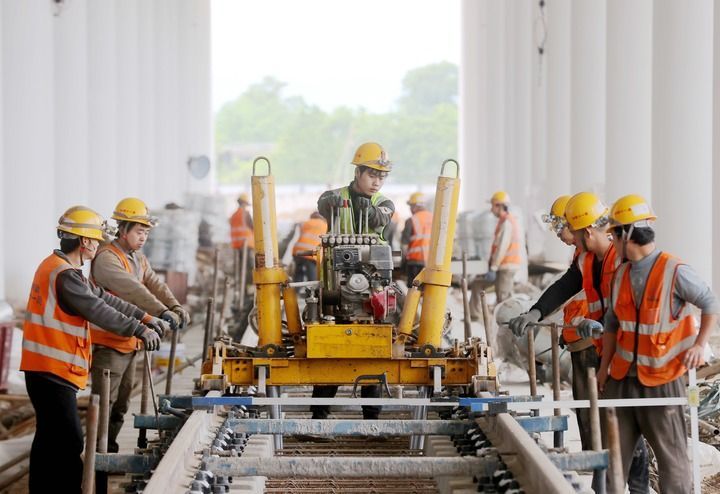 2026年5月3日，中铁十一局建设者在浙江省湖州市德清县杭德市域铁路舞阳车辆基地进行轨道组装起道作业。新华社发（谢尚国 摄）