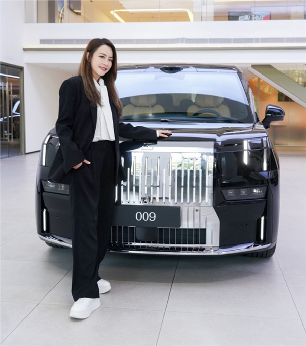 还想再买一台！霍汶希现身深圳体验焕新极氪009直言：堪比极品好车