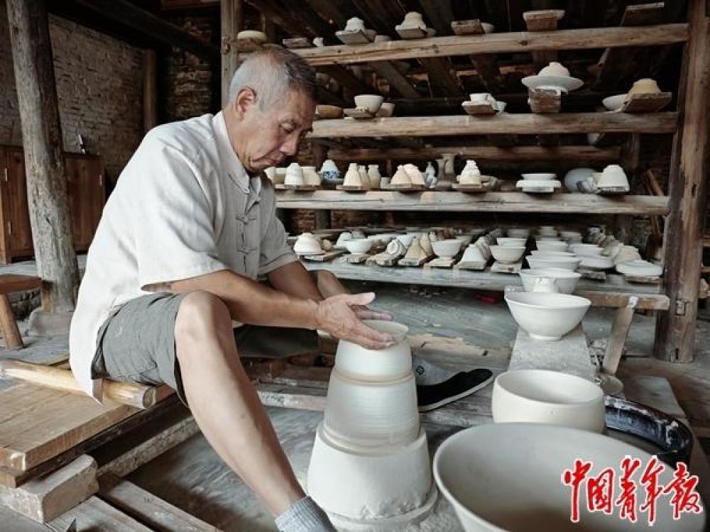 7月8日,景德镇,传统制坯工艺匠人、非遗传承人宗广俊正在工作。中青报·中青网记者 蒋肖斌/摄