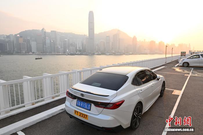 2026年1月23日，一辆粤A牌照的私家车停泊在香港尖沙咀一个户外停车场。　中新社记者 李志华 摄