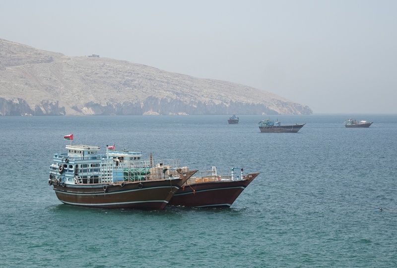 当地时间5月8日，阿曼穆桑代姆，船只在霍尔木兹海峡航行。 IC Photo