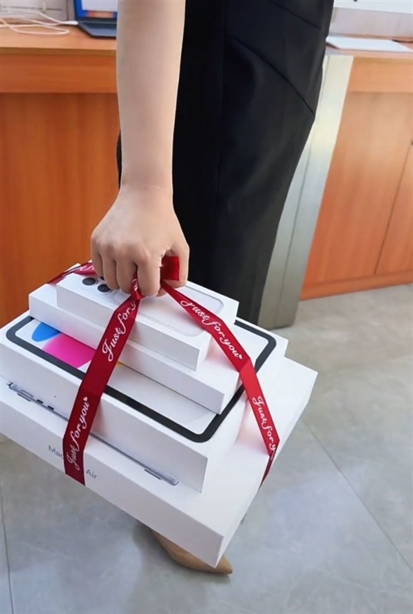 高考刚结束苹果商店就被挤爆：家长花2万多扎堆为孩子购置苹果四件套