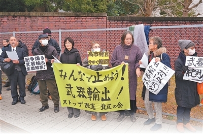 当地时间2025年12月25日,日本民众在自民党总部前举行集会,要求日本首相高市早苗撤回涉台错误言论,反对高市政府放宽武器出口限制。 本报记者 刘文璋摄