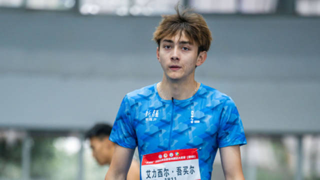 真牛！中国短跑天才艾力西尔400米狂飙夺第一专业配资网站专业配资网站，后程发力太恐怖了