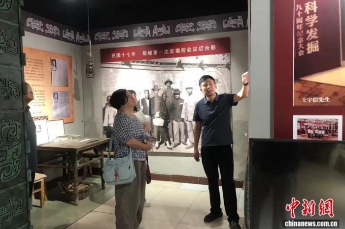 图为张栋梁(右一)为台湾来访学者陈玉明介绍史馆资料。受访者供图