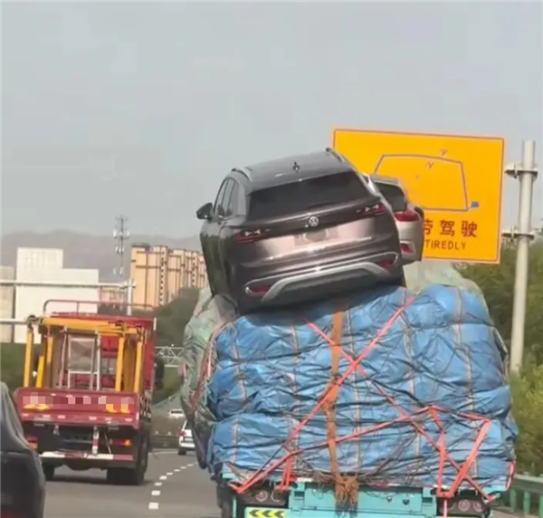 高速上的离谱操作!货车装满货物后又摞了几台小汽车