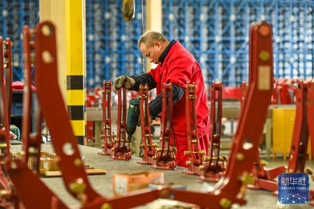 ↑ 1月5日，工作人员在位于江西省丰城市高新技术产业园的江西华伍制动器股份有限公司生产车间赶制工业制动器。新华社发（周亮 摄）