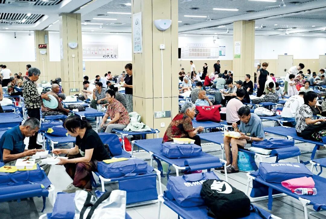 7月11日,浙江杭州市,台风“巴威”到来前,富阳区东洲街道新沙、五丰两岛约1500名村民被集中转移、安置到新民小学。图/视觉中国