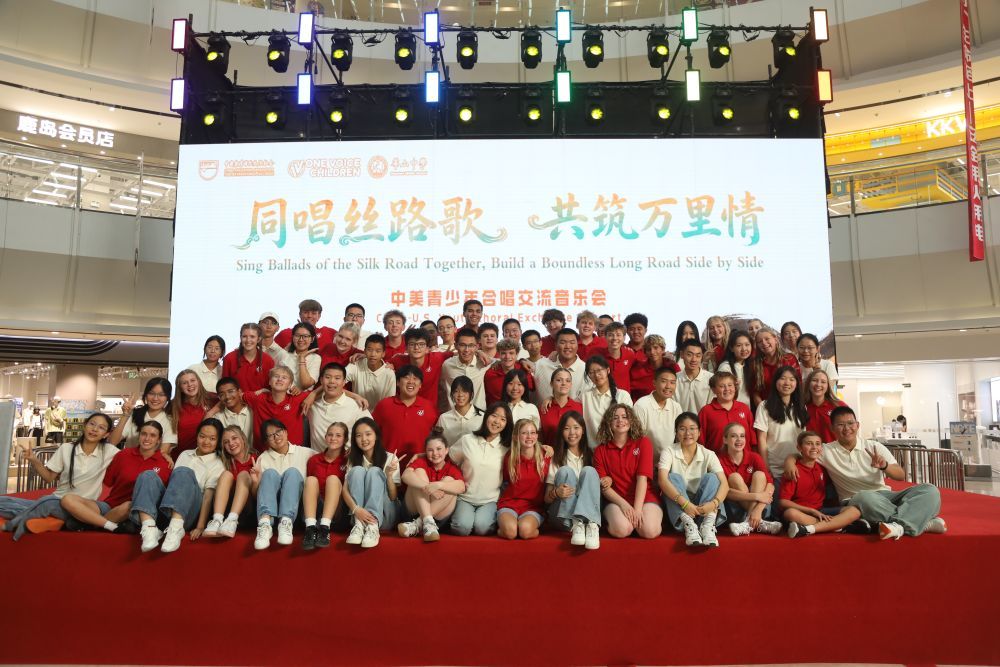 7月16日,中美青少年在新疆库尔勒市合影(受访者供图)。