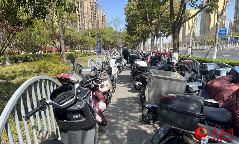 上海曹路地铁站附近，人行道停满非机动车。人民网记者 葛俊俊摄