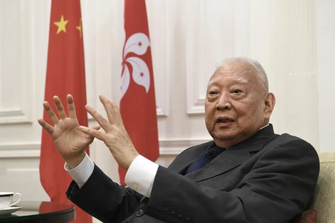 ▲董建华接受媒体采访 图据视觉中国/中新社记者 李志华 摄