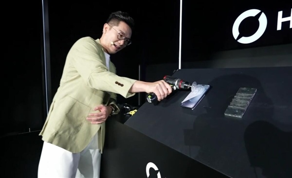 荣耀Magic9 Pro Max首发新一代至臻黑钻屏：实测电锯都锯不穿