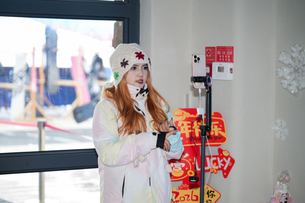 1月25日，主播在新疆那拉提哈茵赛滑雪度假区直播。近年来，依托得天独厚的自然禀赋，新疆那拉提景区开发冰雪资源，完善冬季旅游设施，打造集滑雪、休闲等于一体的冰雪旅游目的地，将“冷资源”转化为推动旅游高质量发展的“热动力”。 新华社记者 徐宏岩 摄