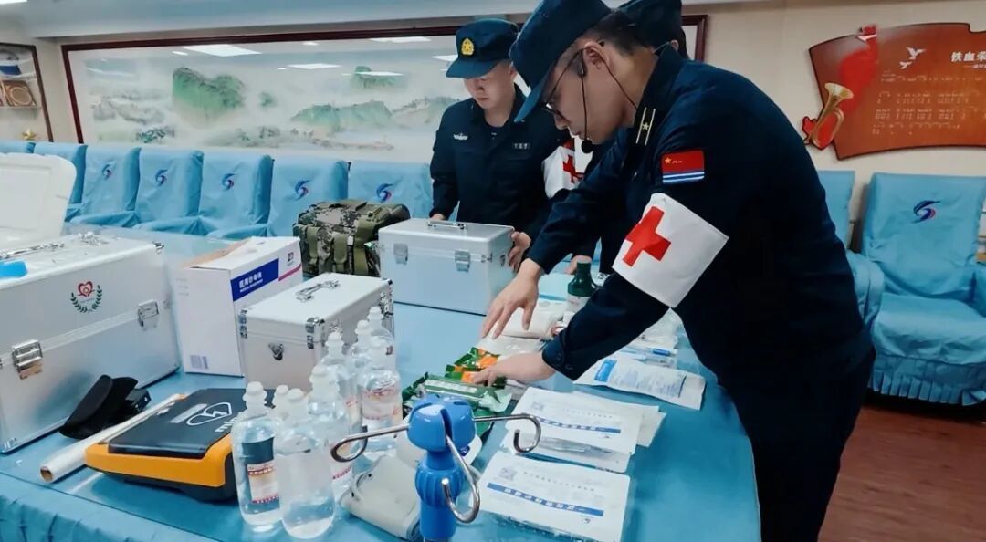 ▲ 南通舰官兵准备医疗物资