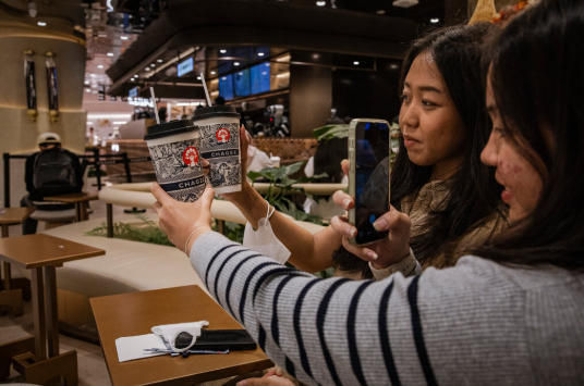 在雅加达的一家霸王茶姬门店,顾客正在给自己点的饮品拍照。 《纽约时报》配图