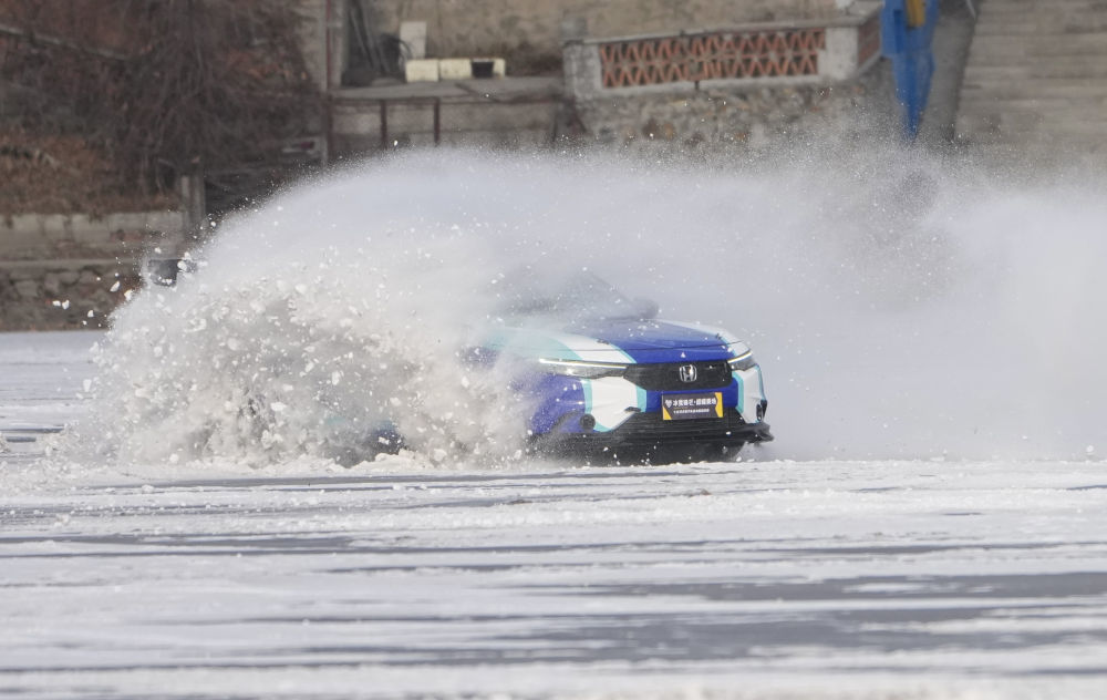 2025年12月21日，车手在黑龙江省七台河市参加冰雪汽车运动比赛。首届黑龙江省冰雪运动超级联赛（“冰超”）于2025年12月至2026年3月冰雪季期间举行。“冰超”以群众体育项目为主，兼顾惠民性、群众性、竞技性。