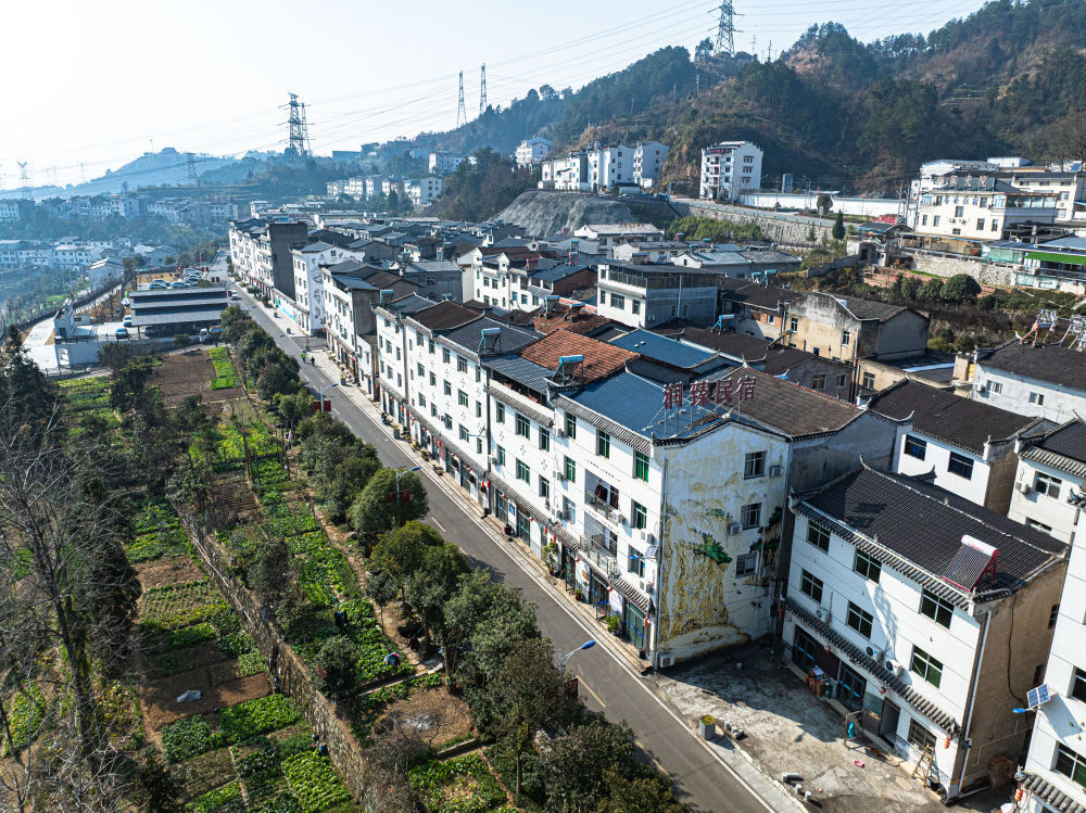 2026年1月13日拍摄的湖北省宜昌市夷陵区太平溪镇许家冲村一角(无人机照片)。新华社记者 肖艺九 摄