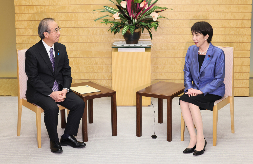 当地时间2025年12月23日,日本东京,日本首相高市早苗在首相官邸会见新潟县知事花角英世(左),双方讨论重启柏崎刈羽核电站事宜。