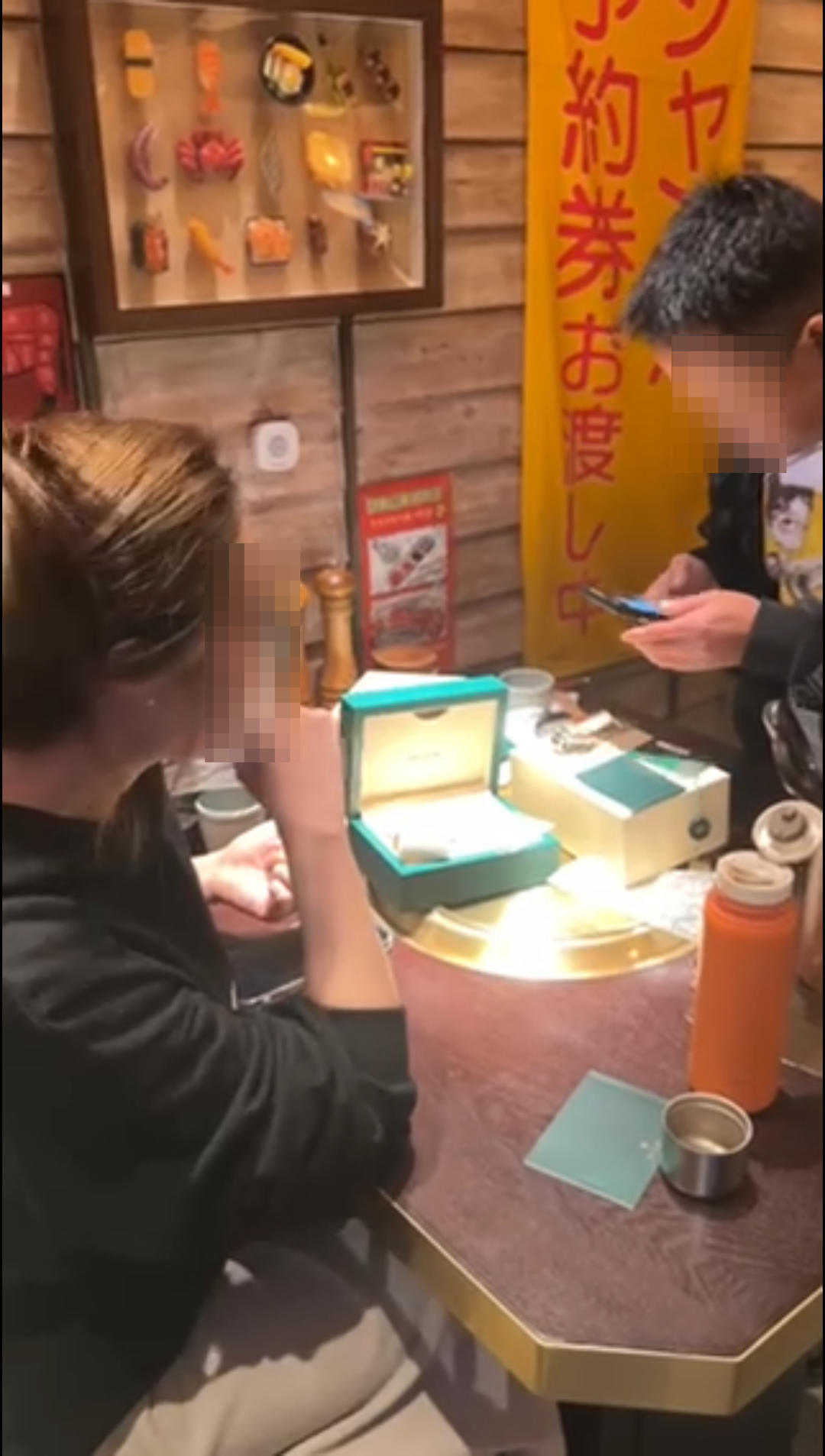 ▲雷某某售卖劳力士的场景,验表师正在验表